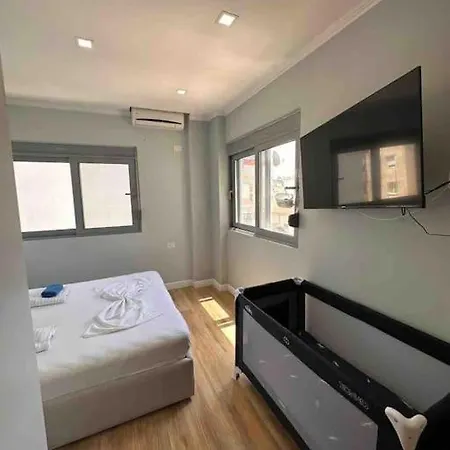Cozy Small Within 2mins Walking To Apartmán *