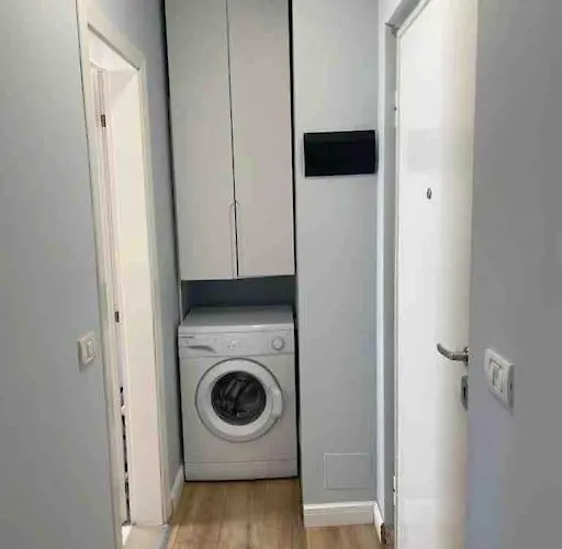 Cozy Small Within 2mins Walking To *