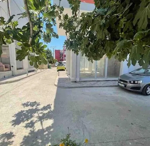 Cozy Small Within 2mins Walking To