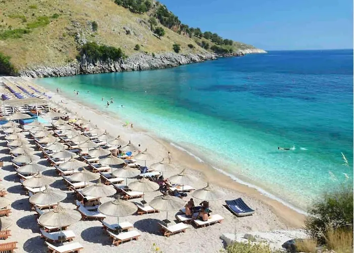 Cozy Small Within 2mins Walking To *