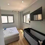 Cozy Small Within 2mins Walking To Apartament *