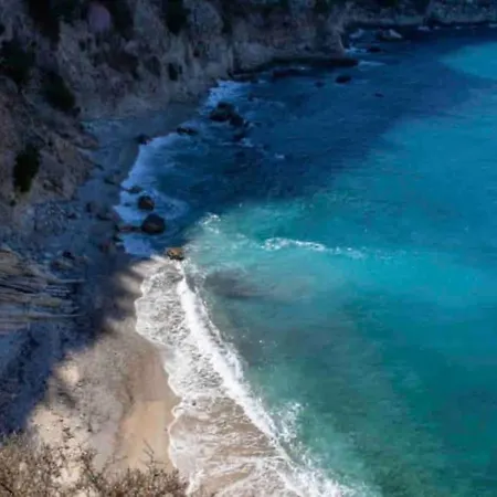 Cozy Small Within 2mins Walking To