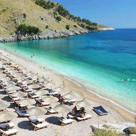 Cozy Small Within 2mins Walking To *