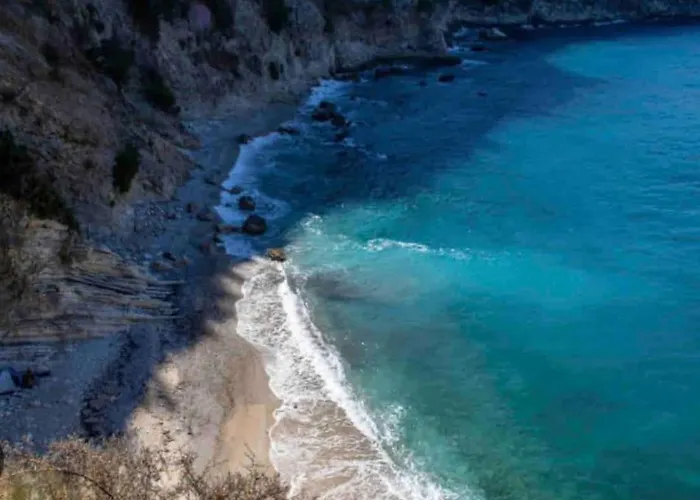 Cozy Small Within 2mins Walking To