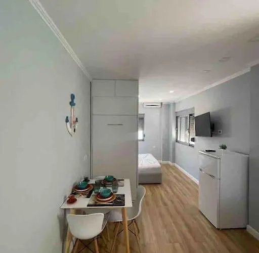 Cozy Small Within 2mins Walking To Apartment